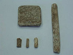 أدوات معدنية: صبة (كتله) من الرصاص, وزن مربع الشكل وثقال لشبك صيد الأسماك