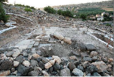 בית הכנסת – מבט מדרום. בחזית: בימת בית הכנסת שנבנתה על גבי רצפת פסיפס (צילום: גבי לרון, המכון לארכיאולוגיה האוניברסיטה העברית)