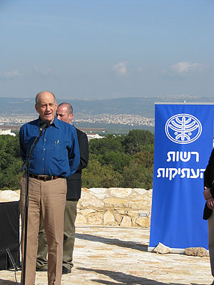 Prime minister, Mr. Ehud Olmert, inaugurating the “Tel Akko” tourism project