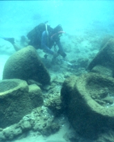 מטען של אבני ריחיים שנתגלה מול חוף הרצליה