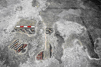 שרידי רצפת פסיפס מן התקופה הביזנטית, שהתגלו באולם ממזרח לפורום