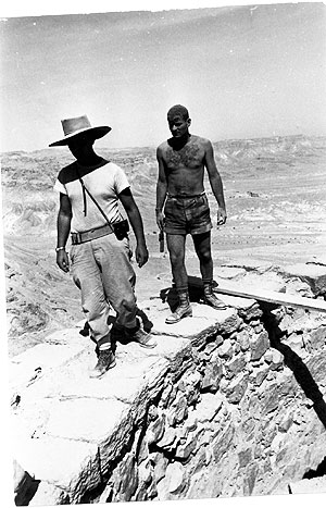 נובמבר 1963 אמיר עם ידין בחפירות מצדה