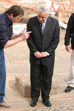 נשיא המדינה, משה קצב ויותם טפר בחפירות רשות העתיקות בכלא מגידו
