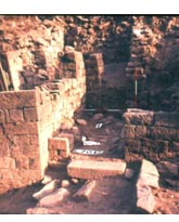 שטח K, שרידי קירות ומבנים