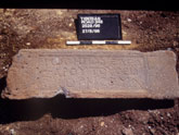 אבן המשקוף של המאוזוליאום הדרומי עם הכתובת ביוונית