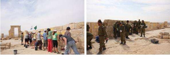 לאחר הוונדליזם החלו להגיע מתנדבים: חיילים ותלמידים שעסקו בכיחול האתר (מילוי חומר מליטה ב"מכחול" ברווחים שבין האבנים) (צילום: אורית בורטניק)