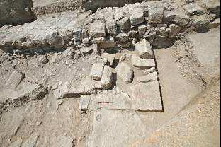 מבט על שרידי אחת האמנות בחזית המקדש וכמה מדרגות שנותרו באתרן משמאלו. הקיר הארוך ברקע התמונה שייך לכנסייה שיסודותיה מושתתים על שרידי המקדש (צילום: גבי לרון)