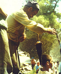 איור 1 - גבר טווה