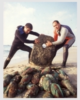 מטילים מנחושת ועוגן אבן בחוף נווה-ים לאחר שנמשו מהים. צילום א' גרינברג