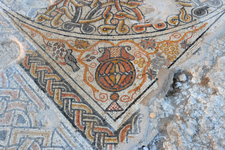 Pictures of the artifacts (a general photograph and a picture of the key). Photographic credit: Clara Amit, courtesy of the Israel Antiquities Authority