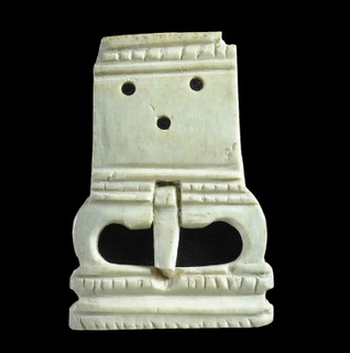 אבזם עצם, עתלית, התקופה הצלבנית מאות 10-11 לספירה – צילום: קלרה עמית, באדיבות רשות העתיקות