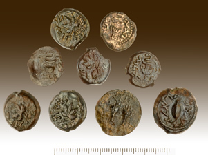 חלק מהמטבעות שנמצאו במפלס המרתף של המבנה