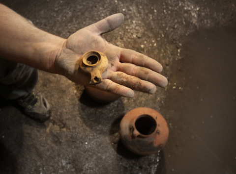 Photograph of the finds in the cistern: Vladimir Naykhin.