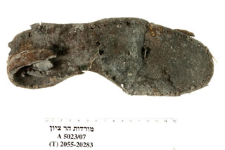 נעל שהותירה בשטח משלחת החפירות של בליס ודיקי