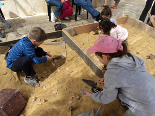 ילדים חופרים במתחם אוהל חפירה