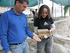 Dr. Doron Ben-Ami and a volunteer after the discovery of the coin hoard. Photograph: courtesy of the ‘Ir David Foundation.