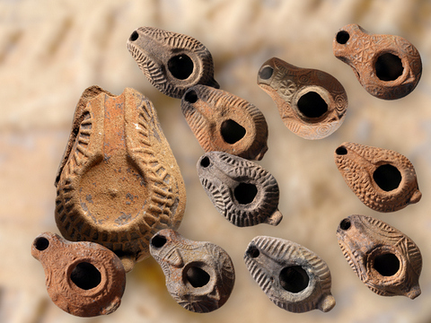 מקבץ של נרות שומרוניים שנמצאו באתר. צילום: פבל שרגו, המכון לארכיאולוגיה, אוניברסיטת תל-אביב