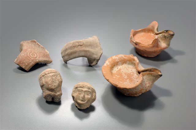 2. Various finds from the fill layer of the end of First Temple period: oil lamps, LMLKstamped handles and female figurines. Photo: Clara Amit, Israel Antiquities Authority
