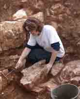 מנהלת החפירה חושפת את שרידי הישוב היהודי בשועפט
