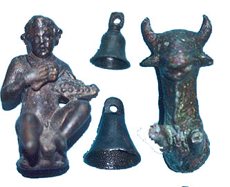 פסלי ברונזה עתיקים וממצאים ארכיאולוגיים שנגנבו מאתר ציפורי