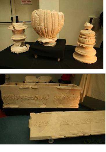 איור עליון: חלקי אורנות ועיטורים מאזור הקבר; איור תחתון: ארון קבורה ומכסה מעוטרים