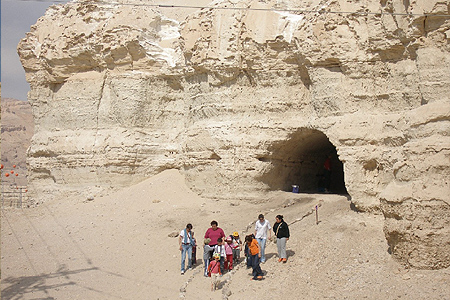 תלמידי תיכון עין גדי מדריכים את ילדי הגן וכיתות א