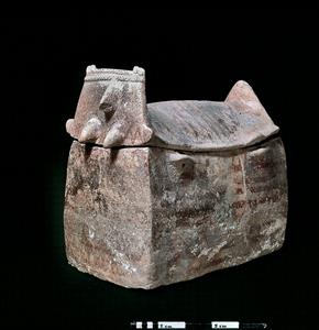 גלוסקמה עיטור פלסטי
 צלם:מריאנה סלצברגר