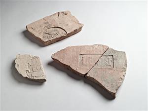 שבר רעף גג טבוע בחותם טביעה
צלם:מידד סוכובולסקי