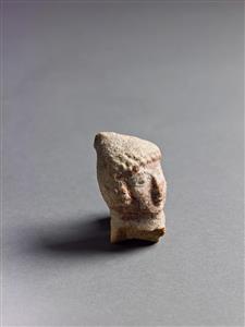 Head Pillar figurine   
 Photographer:Meidad Suchowolski