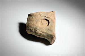 ידית קנקן טבועה בחותם טביעה
צלם:יולוביץ יעל