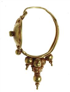 Earring
Photographer:Mariana Salzberger