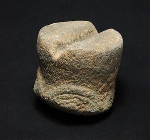 אבן משחזת מעוטרת בדגם גיאומטרי 
 צלם:יולוביץ יעל