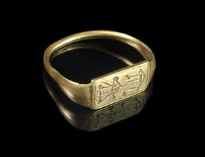 Signet Ring Incised 
 Photographer:Clara Amit