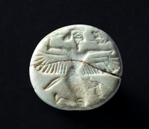 חותם טביעה (Stamp Seal) דמות חצי-אלוהית/אלוהית 
 צלם:קלרה עמית
