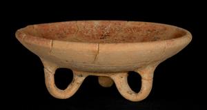 Bowl With Three Loop-Handle-Shaped Feet 
 Photographer:Clara Amit
