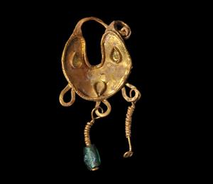 Earring Crescent
Photographer:Yolovitch Yael