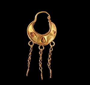 Earring Crescent
Photographer:Yolovitch Yael