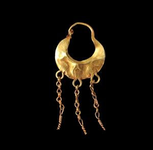 Earring Crescent
Photographer:Yolovitch Yael