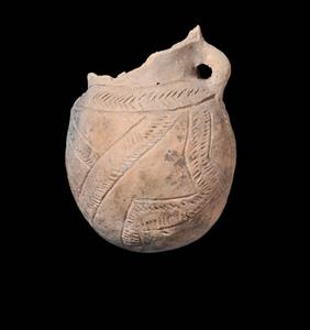 קנקנית (Small Jar) מעוטרת בדגם גיאומטרי
צלם:יולוביץ יעל