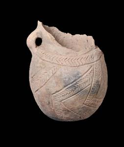 קנקנית (Small Jar) מעוטרת בדגם גיאומטרי
צלם:יולוביץ יעל