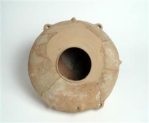 Small Jar Cream Ware
Photographer:Clara Amit
