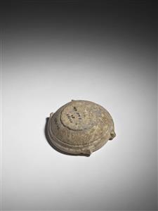 Cosmetic Bowl With Geometric Pattern
Photographer:Meidad Suchowolski