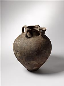 Pillar-Handled Jar
Photographer:Meidad Suchowolski
