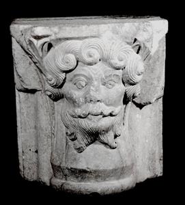 Capital Decorated in Relief
Photographer:Mariana Salzberger