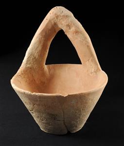 V-Shaped Bowl Basket Handled 
 Photographer:Yolovitch Yael