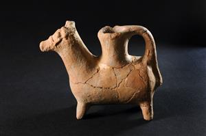 Zoomorphic Vessel  
 Photographer:Yolovitch Yael