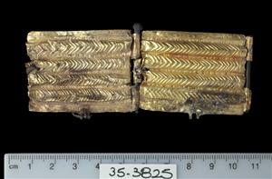 Parts Bracelet Decorated in Relief
Photographer:Clara Amit