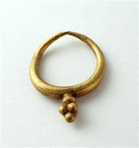 Earring
Photographer:Clara Amit