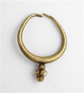 Earring  
 Photographer:Clara Amit