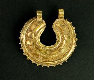 Earring Crescentic
Photographer:Clara Amit